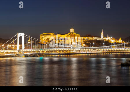 Le Château de Buda et le Pont Elisabeth vu à Budapest sur le Danube dans la nuit. Banque D'Images