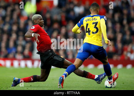 Paul Pogba Manchester United (à gauche) défis Southampton Yan Valery au cours de la Premier League match à Old Trafford, Manchester. Banque D'Images