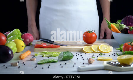 Tomate sur la planche à découper en tranches pour obtenir attend Banque D'Images