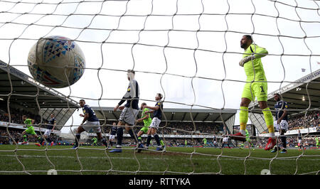 La ville de Norwich Marco Stiepermann (à gauche) célèbre marquant son but premier du côté du jeu avec ses coéquipiers au cours de la Sky Bet Championship match à la Den, Londres. Banque D'Images