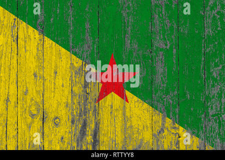 Drapeau de la Guyane française peint sur bois usé texture background. Banque D'Images