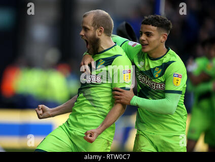 La ville de Norwich Teemu Pukki célèbre marquant son deuxième but de côtés du jeu pendant le match de championnat à Sky Bet Le Den, Londres. Banque D'Images