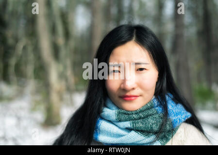Une femme chinoise souriant à la caméra à la Rachel Carson National Wildlife Refuge en hiver dans les puits dans le Maine. Banque D'Images