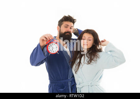 Éveil Couple tenir réveil. La routine du matin. Création d'un régime de dormir suffisamment de repos. Bonjour. Service de réveil matin. Habitude nuisible à dormir trop longtemps. Tôt le matin, la femme et l'homme endormi. Banque D'Images