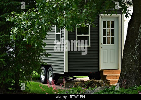 Vue extérieure gros plan d'un eco friendly abordable petite maison sur roues Banque D'Images