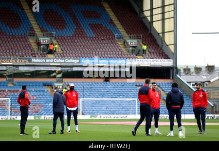 Les joueurs de Crystal Palace, inspecter le terrain avant le premier match de championnat à Turf Moor, Burnley. Banque D'Images