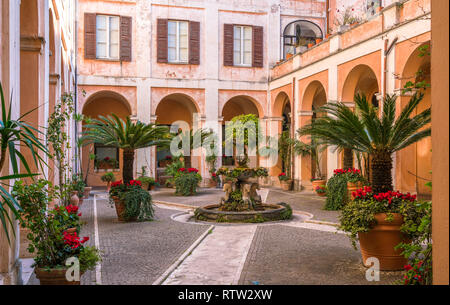 Cloître de l'église des Saints Cosma e Damiano à Rome, Italie. Banque D'Images