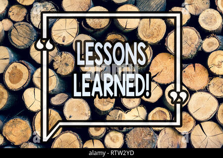 Notez par écrit les leçons tirées. montrant Photo d'affaires mettant en valeur les expériences qui devraient être pris en compte dans l'avenir background vintage Banque D'Images