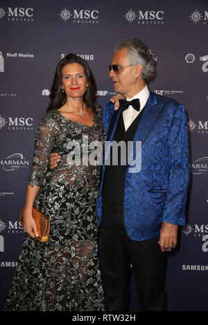 Andrea Bocelli et Veronica Berti (gauche) arrivent pour la cérémonie de baptême du MSC Bellissima, le plus grand navire de croisière à être baptisée dans le Royaume-Uni, au Terminal de croisières de la ville de Southampton. Banque D'Images