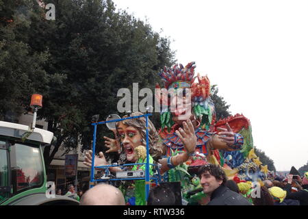 Vérone, Italie-MARS 2019 : Défilé de chars et des masques pour le carnaval de la ville de Vérone en mars 2019. Défilé dans le centre-ville de Vérone. Banque D'Images