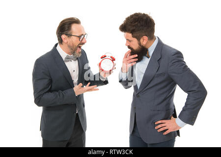 Encourager la discipline. Les gens d'affaires de vêtements formels ayant différents avis sur le temps. La gestion du temps et de la discipline. Améliorer la ponctualité. L'homme l'expérience de soins de l'horloge sur l'utilisation efficace du temps. Banque D'Images