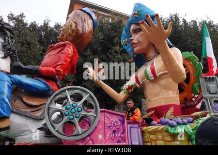 Vérone, Italie-MARS 2019 : Défilé de chars et des masques pour le carnaval de la ville de Vérone en mars 2019. Défilé dans le centre-ville de Vérone. Banque D'Images