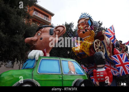 Vérone, Italie-MARS 2019 : Défilé de chars et des masques pour le carnaval de la ville de Vérone en mars 2019. Défilé dans le centre-ville de Vérone. Banque D'Images