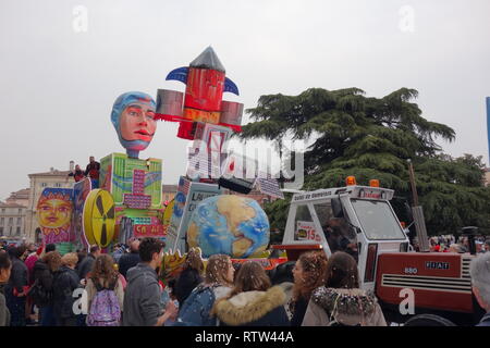 Vérone, Italie-MARS 2019 : Défilé de chars et des masques pour le carnaval de la ville de Vérone en mars 2019. Défilé dans le centre-ville de Vérone. Banque D'Images