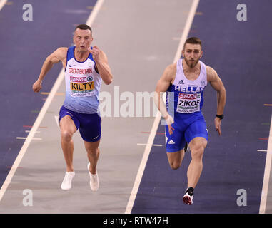 La société britannique Richard Kilty (à gauche) et la Konstadinos Zikos s'exécutant dans la deuxième demi-finale du 60m lors de la deuxième journée de l'Indoor d'athlétisme à l'Emirates Arena, Glasgow. Banque D'Images