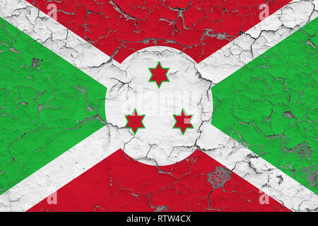 Pavillon de Burundi peints sur le mur sale fissurée. Profil national sur la surface de style vintage. Banque D'Images