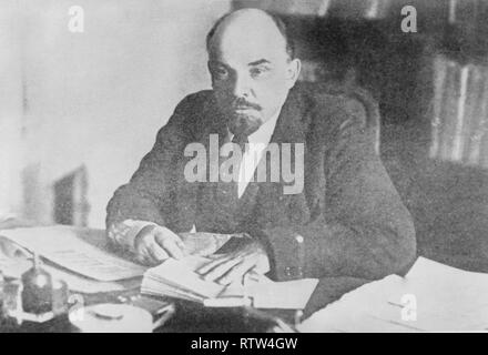 Vi Lénine assis à son bureau dans le kremlin Banque D'Images