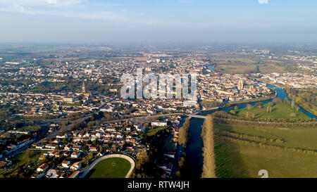 Vue aérienne de la ville de Saintes en Charente Maritime Banque D'Images