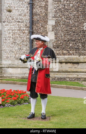 Le crieur de Cromer, dreesed dans son costume traditionnel du 18ème siècle, la lecture de son message. Norfok, Enland, UK Banque D'Images