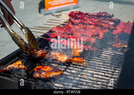 Brochettes de porc et poulet au barbecue étant à un marché d'alimentation à Christchurch Square pour Philippines Jour Banque D'Images