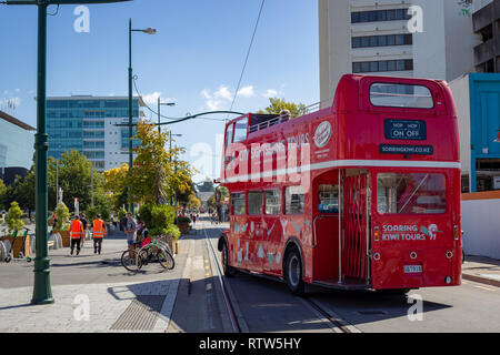 Christchurch, Canterbury, Nouvelle-Zélande, 1 mars 2019 : Le grand bus à impériale rouge voyages autour de la ville pour les touristes qui veulent des visites guidées Banque D'Images