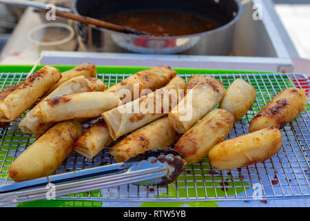 Les brioches en préparation pour la vente dans un marché alimentaire place à Christchurch, Nouvelle-Zélande Banque D'Images