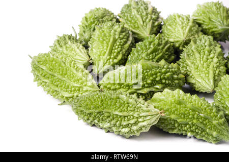 Tas de melon amer ou Momordica avec des feuilles isolées sur fond blanc Banque D'Images