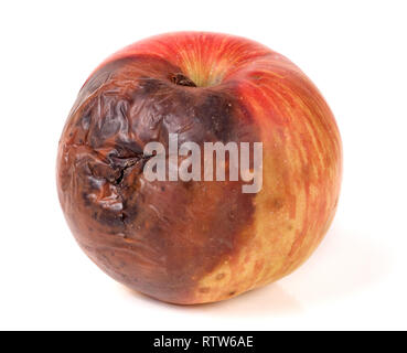 Pomme pourrie isolé sur fond blanc Banque D'Images