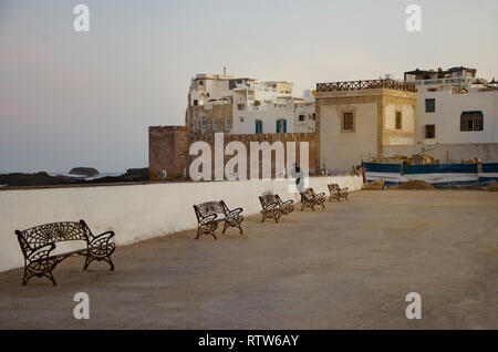 Vue sur le mur en face de la medina d'Essaouira, Maroc Banque D'Images