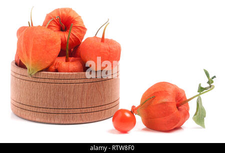 Physalis dans bol en bois isolé sur fond blanc Banque D'Images