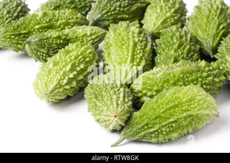 Tas de melon amer ou Momordica avec des feuilles isolées sur fond blanc Banque D'Images