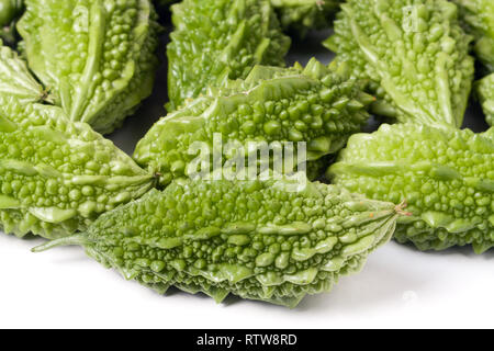 Tas de melon amer ou Momordica avec des feuilles isolées sur fond blanc Banque D'Images