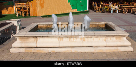 Petite fontaine décorative sous la forme d'un rectangle Banque D'Images