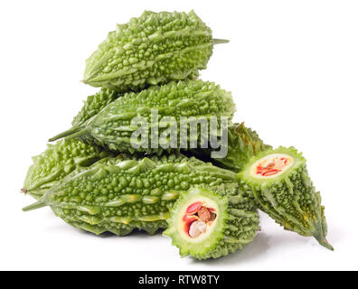 Tas de melon amer ou Momordica avec des feuilles isolées sur fond blanc Banque D'Images