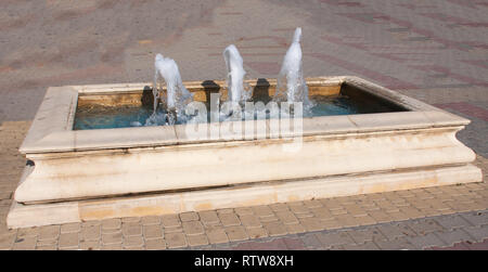 Petite fontaine décorative sous la forme d'un rectangle Banque D'Images