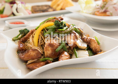 Chow mein au poulet un plat oriental populaire chinois disponibles à sorties Banque D'Images