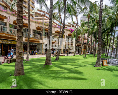 Quartier commerçant populaire de Kalakaua Avenue le 25 avril 2014 à Waikiki, Hawaï. Kalakaua Avenue est la rue commerçante préférée des touristes qui visitent H Banque D'Images