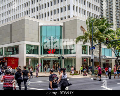 Entrée de l'hôtel Waikiki Business Plaza sur Kalakaua Avenue le 25 avril 2014 à Waikiki, Hawaii. Kalakaua Avenue commerçante est le favori pour tou Banque D'Images