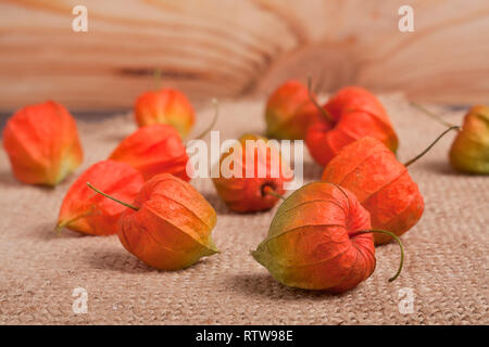 Physalis mûrs éparpillés sur la table de toile Banque D'Images