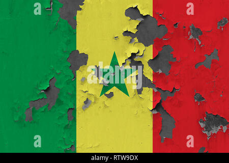 Close up grungy, endommagés et traversé le Sénégal drapeau sur mur peinture écaille pour voir la surface de l'intérieur. Banque D'Images
