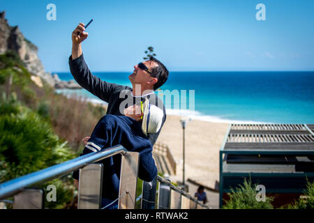 Sesimbra, Portugal. 2 mars 2019. Météo : Carnaval de Sesimbra 2 mars 2019, Sesimbra, Portugal Les gens sont venus en force aujourd'hui pour célébrer le premier carnaval de l'année Carnaval de Sesimbra et à profiter du soleil sur la mer. Les gens aiment prendre des selfies que. Credit : Photographie vétéran/Alamy Live News Banque D'Images