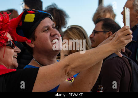 Sesimbra, Portugal. 2 mars 2019. Météo : Carnaval de Sesimbra 2 mars 2019, Sesimbra, Portugal Les gens sont venus en force aujourd'hui pour célébrer le premier carnaval de l'année Carnaval de Sesimbra et à profiter du soleil sur la mer. Les gens aiment prendre des selfies que. Credit : Photographie vétéran/Alamy Live News Banque D'Images