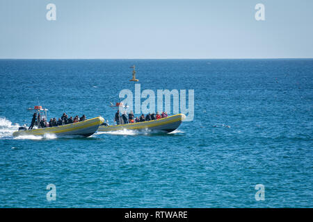 Sesimbra, Portugal. 2 mars 2019. Météo : Carnaval de Sesimbra 2 mars 2019, Sesimbra, Portugal Les gens sont venus en force aujourd'hui pour célébrer le premier carnaval de l'année Carnaval de Sesimbra et à profiter du soleil sur la mer. Les gens sur la mer sur les côtes 2 bateaux dans le temps chaud. Credit : Photographie vétéran/Alamy Live News Banque D'Images