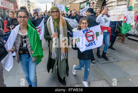 Londres, Royaume-Uni. 2 mars 2019. Des centaines d'Algériens ont défilé à Londres, appelant à l'appel pour le président Abdelaziz Bouteflika à ne pas courir pour un 5e mandat de cinq ans dans l'élection du 18 avril et exigeant un changement de régime et de système de gouvernement. Bouteflika, 82 aujourd'hui, a eu divers problèmes de santé et a rarement apparu en public depuis un AVC en 2013 et est la figure de proue d'un régime corrompu et répressif. Crédit : Peter Marshall/Alamy Live News Banque D'Images