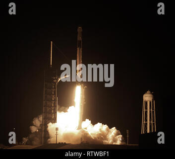 2 mars 2019 - au Centre spatial Kennedy, en Floride, États-Unis - une fusée SpaceX Falcon 9 portant l'équipage sans pilote capsule Dragon lance avec succès sur son premier vol, Démo-1, le 2 mars à 2:49 h HNE à partir de 39A au Centre spatial Kennedy en Floride. (Paul Hennessy/Alamy) Banque D'Images
