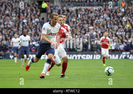 Le stade de Wembley, Londres, Royaume-Uni. 2 mars 2019. Harry Kane de Tottenham Hotspur sous la pression de Nacho Monreal d'Arsenal au cours de la Premier League match entre Arsenal et Tottenham Hotspur au stade de Wembley le 2 mars 2019 à Londres, en Angleterre. (Photo par Mick Kearns/phcimages.com) : PHC Crédit Images/Alamy Live News Banque D'Images