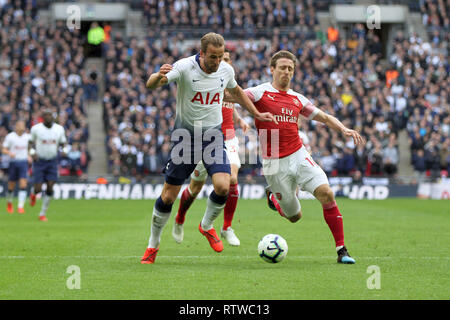 Le stade de Wembley, Londres, Royaume-Uni. 2 mars 2019. Harry Kane de Tottenham Hotspur sous la pression de Nacho Monreal d'Arsenal au cours de la Premier League match entre Arsenal et Tottenham Hotspur au stade de Wembley le 2 mars 2019 à Londres, en Angleterre. (Photo par Mick Kearns/phcimages.com) : PHC Crédit Images/Alamy Live News Banque D'Images