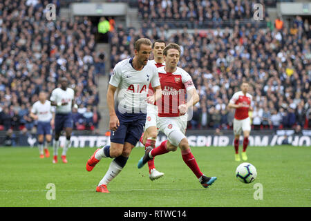 Le stade de Wembley, Londres, Royaume-Uni. 2 mars 2019. Harry Kane de Tottenham Hotspur sous la pression de Nacho Monreal d'Arsenal au cours de la Premier League match entre Arsenal et Tottenham Hotspur au stade de Wembley le 2 mars 2019 à Londres, en Angleterre. (Photo par Mick Kearns/phcimages.com) : PHC Crédit Images/Alamy Live News Banque D'Images