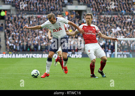 Le stade de Wembley, Londres, Royaume-Uni. 2 mars 2019. Harry Kane de Tottenham Hotspur sous la pression de Nacho Monreal d'Arsenal au cours de la Premier League match entre Arsenal et Tottenham Hotspur au stade de Wembley le 2 mars 2019 à Londres, en Angleterre. (Photo par Mick Kearns/phcimages.com) : PHC Crédit Images/Alamy Live News Banque D'Images