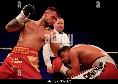 2 mars 2019, l'Angleterre de l'arène, Peterborough, England ; Boxe, Championnat WBA Poids plume International, Joe Steed (GBR) et Miguel Aguilar (NIC) poinçons durant leur Super-Welterweight commerce contest Banque D'Images